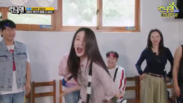 영상 도입부 — "[음악]"